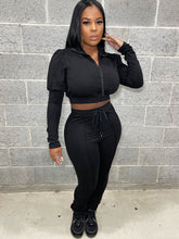 Zweiteiliges Crop-Top mit Reißverschluss und Hose mit Kordelzug